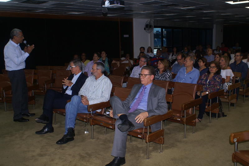 O Consultor Eleuní Melo apresenta o projeto QVO durante seminário realizado na DAT-metro, no dia 9 de agosto.
